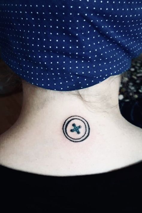 #Tattoo #coraline #coralinetattoo Coraline Button Tattoo, Button Tattoo Ideas, Coraline Button, Cute Sister Tattoos, Coraline Tattoo, Squid Tattoo, Button Tattoo, Key Tattoo, Coraline Jones