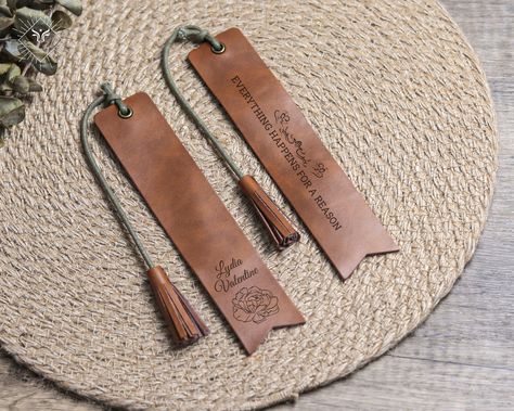 "Introducing this personalised leather bookmark, the perfect accessory for book lovers who appreciate both style and sustainability. Crafted from high-quality leather, this bookmark offers a retro feel. It's a beautiful and thoughtful gift for avid readers, students, or anyone who enjoys the pleasure of getting lost in a good book. Personalize your bookmark with a name, initials, or a meaningful quote to make it truly one-of-a-kind. The laser-engraved customization adds a touch of elegance and ensures that it will be cherished for years to come. SPECIFICATIONS: ✦Material: Genuine Leather ✦Color: Brown ✦Size: 7\"*1.58\"/18cm*4cm *The color may have a slight difference due to different screen displays.  *Due to different manual measurement methods, there may be slight errors." Unique Leather Gifts, Small Leather Gifts, Leather Bookmark Diy, Small Leather Projects, Leather Craft Ideas, Leather Bookmarks Handmade, Diy Leather Gifts, Leather Accessories Diy, Leather Bookmarks