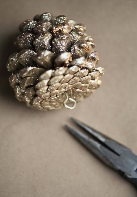 Christmas Nature, Pinecone Crafts, Cone Crafts, Pinecone Ornaments, Cones Crafts, Pine Cone Crafts, Noel Christmas, Holiday Diy, Pine Cone