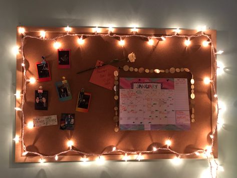 Pin Board With Lights, Cork Board Frame Ideas, Photo Bulletin Board Ideas Bedroom, Bulletin Board With Lights, Decorated Desk Ideas, Christmas Cork Board Ideas, Decorated Cork Board Ideas, Cork Board Painting Ideas, Cork Board Ideas Aesthetic