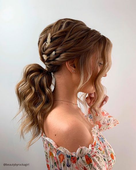 Wedding Guest Hairstyles 60 Looks 2023 Guide Expert Tips Hairstyles For Red Carpet, Debs Hairstyles, Swept Hairstyles, Bridesmaid Hair Inspo, Easy Wedding Guest Hairstyles, Hairstyles For Thick Hair, Large Curls, Side Swept Hairstyles, Teased Hair