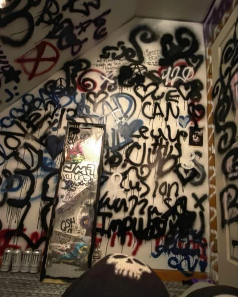 Styl Emo, Graffiti Bedroom, Punk Room, Spray Paint Wall, Graffiti Room, Chill Room, Graffiti Writing, Graffiti Style Art, Room Redesign