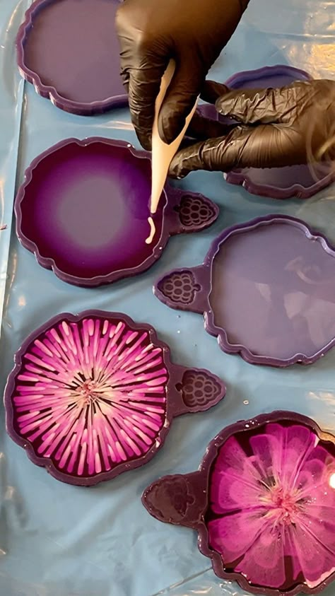 Mrs Colorberry, Diy Resin Coasters, Pouring Resin, Diy Resin Tray, Resin Pouring, Resin And Wood Diy, Epoxy Resin Diy, Resin Crafts Tutorial, Resin Art Painting