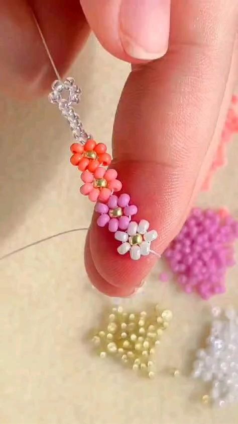 Flower Petal Beads, Beading Projects For Beginners, Seed Bead Earring Tutorial For Beginners, Making Bracelets With Beads Tutorials, Seed Bead Ideas Diy, Seed Bead Creations, Diy Seed Bead Jewelry Tutorials, Diy Seed Bead Jewelry Ideas, Beginner Seed Bead Patterns