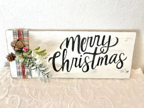 DIY Merry Christmas Sign - Creating Through Chaos Diy Merry Christmas Sign, Merry Christmas Signs, Holiday Wood Sign, Christmas Signs Diy, Christmas Bazaar, Christmas Crafts Diy Projects, Cricut Christmas Ideas, Christmas Wooden Signs, Wooden Christmas Crafts