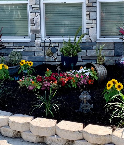 Curb Appeal Sidewalk, Front Yard Garden Decor, Potted Landscaping Ideas, Front Of House Flower Bed Ideas, Front Flower Bed Ideas, Backyard Flower Garden, Landscape Ideas Front Yard Curb Appeal, Front Lawn Landscaping, Yard Diy