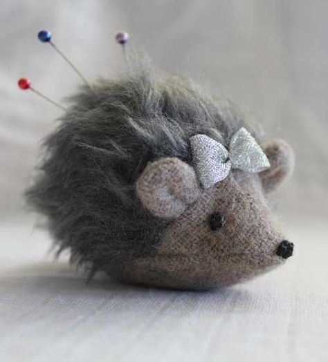 How cute is this little guy! Made from faux fur, this is the perfect addition to a youngsters' first sewing kit. Instead of faux fur, you could also make i Animals Sewing, Pincushion Tutorial, Hedgehog Craft, Needle Cushion, Pin Cushions Patterns, A Hedgehog, Sewing Tutorials Free, Cute Hedgehog, Pin Cushion