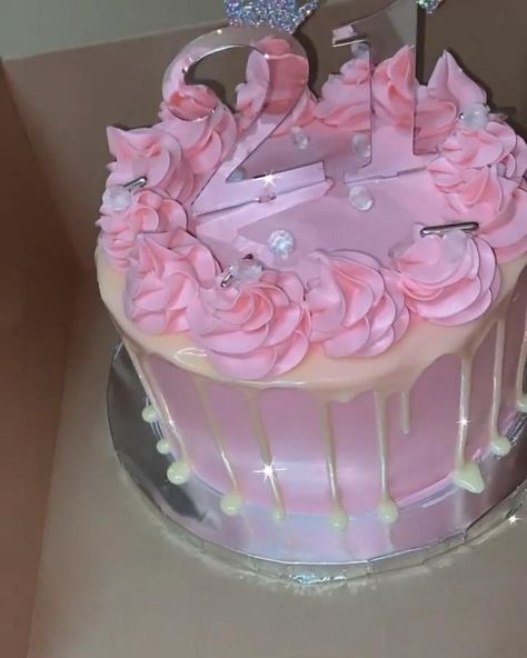 Cakes 19th Birthday, Cute Pink Cakes Birthdays, 19 Year Old Birthday Cake, Baddie Cake Ideas, Cute Pink Birthday Cake, Boujee Birthday Cake, Cakes 21st Birthday, Baddie Birthday Cake, Pink Cake Birthday