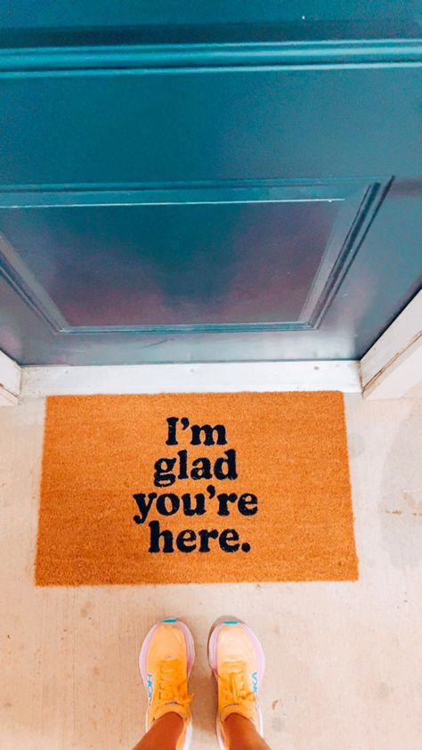 college, apartment, doormat, target, hokas, welcome mat, inspiration, girly, preppy, simple, cute, decoration #HouseGoals #HomeDecorating #DecorInspiration #InteriorInspo #HomeStyle #HomeDecor #HomeIdeas #DecorTips #InteriorDesign #HomeInspiration Christian College Apartment, Apartment Welcome Mat, Cute College Decor, College Apartment Entryway, Simple College Apartment Decor, College Doormat, Cute College House Ideas, Roomate Ideas College Apartment, Cute College House