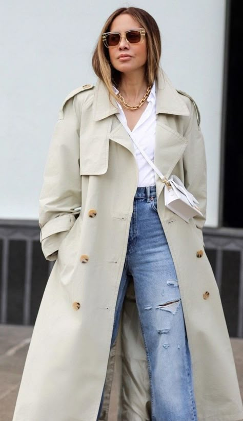 Rainy Coat, Beige Trench Coat Outfit, Nyc Outfits, Trench Coat Outfit, Trench Coat Style, Business Casual Outfits For Work, Coat Style, Coat Outfit, Fashion Business Casual