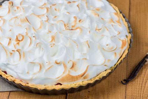 This is a classic meringue pie topping recipe made with 2 or 3 egg whites. Included are some common problems and solutions. Meringue Recipe For Pie, Egg White Meringue, Meringue Pie Topping, Chocolate Meringue Pie, Pie Topping, Types Of Pie, Meringue Recipe, Baked Alaska, Pie Tops