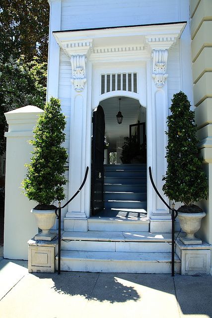 The Charleston side porch. I love these old houses, and their fantastic porches Exterior Railing, Charleston Style, Mansard Roof, Charleston Homes, Side Porch, Decorating Home, Architecture Books, Iron Railing, Interior Modern