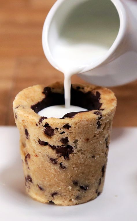 Milk-and-Cookie Shots: Bottoms up! The cookie shot is made with a chocolate-chip-cookie cup filled with vanilla milk. Chocolate Chip Cookie Cups, Cookie Shots, Cookie Cups, Good Eat, S'mores, Milk Cookies, Chocolate Chip Cookie, Sweets Treats, Popsugar