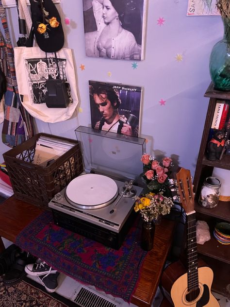 Record Player Room, Vynl Records Aesthetic Room, Old Record Player Aesthetic, Record Player Setup, Record Player Aesthetic, Red Record Player, Player Aesthetic, Coquette Record Player, Victrola Record Player Pink