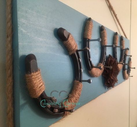 Horseshoe Jewelry Holder | Teal or Aqua | Key Holder | Organizer #Horseshoecrafts Diy Western, Horseshoe Crafts Projects, Fun Diy Craft Projects, Boho Jewelry Diy, Horseshoe Projects, Diy Jewelry To Sell, Horseshoe Jewelry, Western Crafts, Horseshoe Decor