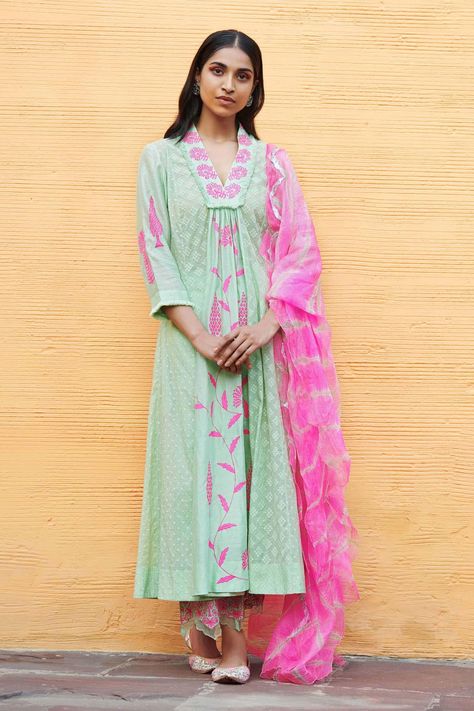 Shop for Amrita Thakur White Chanderi Panelled Kurta Set for Women Online at Aza Fashions Amrita Thakur, Kurta Set For Women, Designer Kurti Patterns, Long Kurti Designs, Beautiful Pakistani Dresses, Indian Dresses Traditional, Bridal Dress Fashion, Salwar Kameez Designs, Indian Designer Outfits