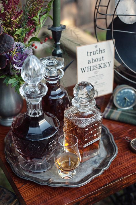 Decanter Display, Wedding Bars, Masculine Wedding, Bandeja Bar, Whisky Bar, Bar Tray, Bar Cart Styling, Secret Garden Wedding, Drinks Trolley