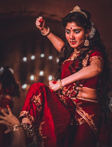 Bharatnatyam Aesthetic, Indian Classical Dancer, Bharatanatyam Poses, Sai Pallavi Hd Images, Sai Pallavi, Indian Bridal Photos, Indian Photoshoot, Indian Aesthetic, Amman