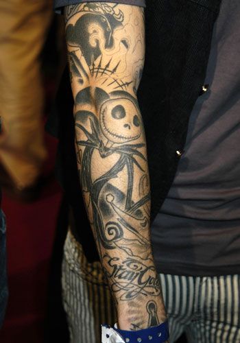 I love Pete Wentz's tattoos! Peter Wentz, Nightmare Before Christmas Tattoo, Andy Hurley, Christmas Tattoo, Metal Tattoo, Flash Tattoos, Pete Wentz, Boy Best Friend, Band Pictures