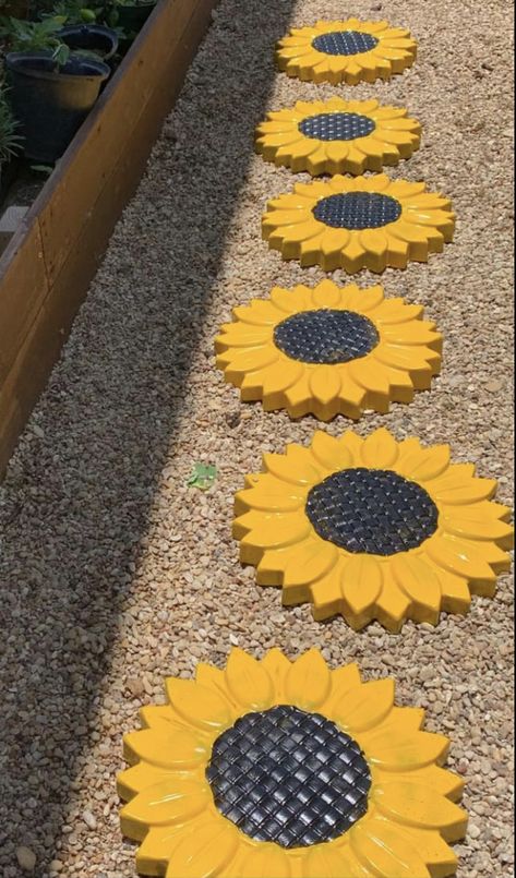 Sunflower Stepping Stone Ideas, Sunflower Stepping Stone, Unique Garden Art, Small Front Yard Landscaping, Back Deck Decorating, Small Deck Decorating Ideas, Summer Backyard, Garden Crafts Diy, Deck Decorating Ideas