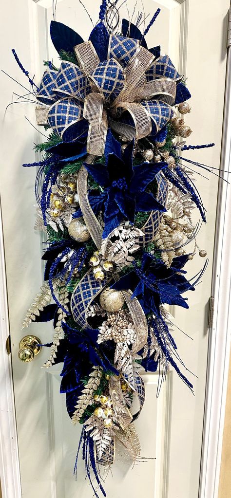 Teardrop Swag Diy, Christmas Wreath Designs, Traditional Christmas Decor, Blue Christmas Tree Decorations, Christmas Flower Decorations, Christmas Door Decorating Contest, Teardrop Swag, Blue Christmas Decor, Metallic Christmas