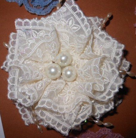 Lace Flowers Tutorial, Shabby Chic Flowers, Material Flowers, Lace Diy, Lace Crafts, Fabric Flower Tutorial, Shabby Flowers, Shabby Chic Crafts, Chic Flowers