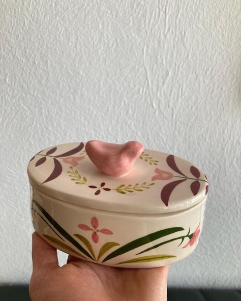 Box for my Mum 🐦‍⬛ Box Ceramics Ideas, Clay Containers, Clay Box, Studio Ceramics, Oddly Specific, Match Boxes, Motivational Posts, Pottery Painting, Dry Clay