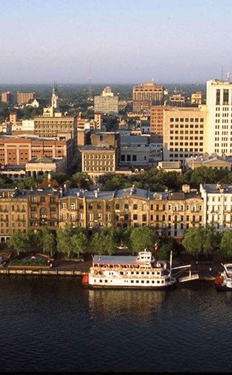 Savannah Georgia Skyline, Savannah Historic District, Savannah Beach, Visit Georgia, Historic Savannah, Visit Savannah, Canada City, Road Trip Places, Downtown Savannah