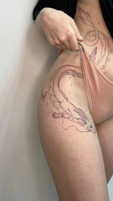 Thigh Torso Tattoo, Female Waist Tattoo, Thigh Tattoos Women Aesthetic, Tattoos On Hips For Women, Beautiful Back Tattoos For Women Unique, Big Side Tattoos Women, Big Hip Tattoo, Hip Tattoos Women Unique, Dragon Tattoo On Thigh