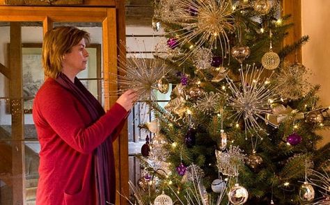 Sarah Raven uses allium seedheads sprayed silver on her Christmas tree Dried Allium Heads Christmas, Natural Christmas Tree Decorations, Christmas Decorations Natural, Lodge Christmas Tree, Garden Quotes Signs, Complex Structure, Natural Christmas Tree, Christmas Lodge, Sarah Raven