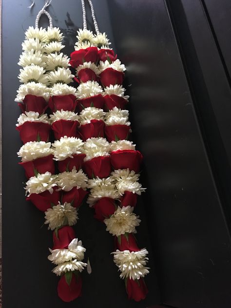 Red and White classy Wedding Garland for Bride & Groom. Garlands For Red Lehenga, Fresh Flower Garland, White And Red Garland Wedding Indian, Red Flower Garland, Sampangi Garland For Wedding, Red Rose Garland Indian Wedding, White Flower Garland, Bappa Decoration, Fresh Flower Jewelry