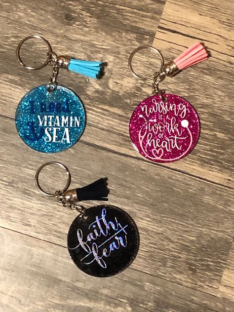 Resin Keychain Ideas, Raisin Art, Diy Resin Keychain, Acrylic Crafts, Keychain Ideas, Resin Crafts Tutorial, Acrylic Ornaments, Diy Resin Projects, Logo Design Art