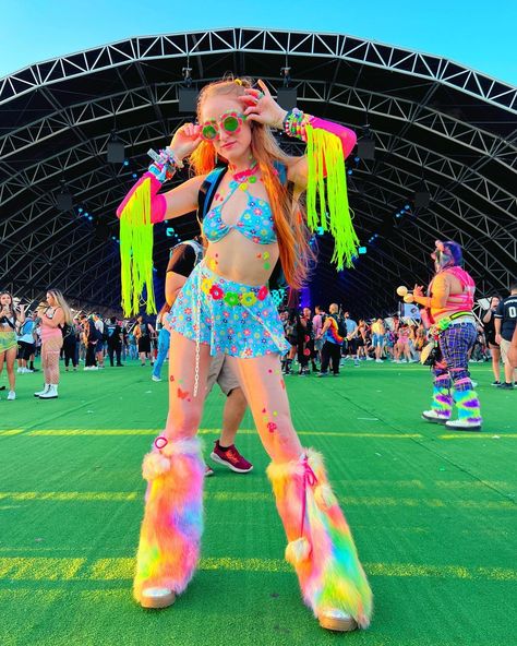 Rave Culture Fashion, Rave Poses, Rave Outfit Neon, Raver Girl Outfits, Festival Poses, Rainbow Rave Outfit, Music Festival Outfits Rave, Colorful Rave Outfit, Edm Rave Outfits