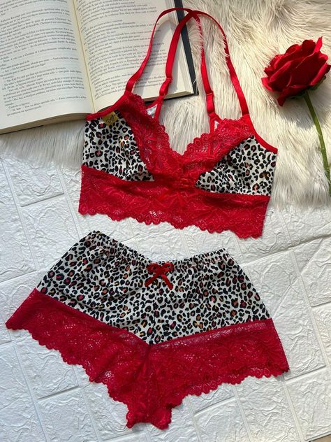 Short Doll de Renda Curto - Lingerie para dormir!  Nosso modelo da linha noite é todo fabricado em malha e renda, tecido leve e ideal para conforto. É composto pela parte de cima estilo cropped trançado na parte detrás e com alças reguláveis. A parte debaixo é um short curto, estilo caleçom.  ATENÇÃO: Modelagem pequena.    TABELA DE MEDIDAS:   M (34-36)  Busto: 80-85 Quadril: 88-93  G (38-40) Busto: 85-90 Quadril: 93-102  GG (42-44)  Busto: 90-102 Quadril: 102-113Pijama Feminino BabyDoll De Rend Fashion Hacks Clothes, Pajama Set Women, Clothing Hacks, Pajamas Women, Baby Doll, Pajama Set, Length Sleeve, Pajamas, Lounge