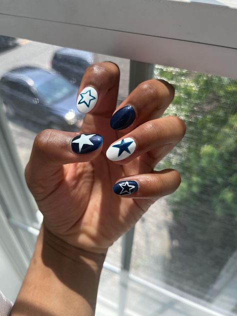 Cute Design For Short Nails, Mail Ideas Short Summer, Simple Nails With Stars, One Star Nails, Summer Nails Navy Blue, Taylor Swift Nail Ideas Midnights, Blue Nails Preppy, Short Nails Ideas 2024, Navy Design Nails