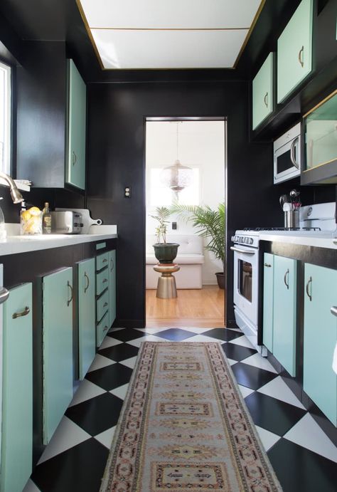 Two Tone Cabinets Color Combos, Kitchen Color Combos, Black And White Backsplash, Kitchen Cabinets Color Combination, Kitchen Colour Combination, Green Kitchen Designs, Best Kitchen Colors, Green Kitchen Cabinets, Black Kitchen Cabinets