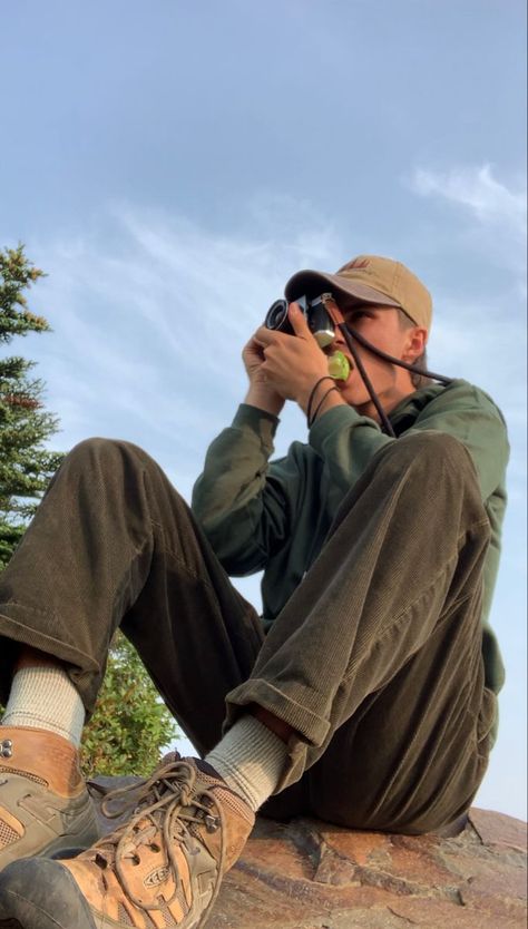 Outdoorsy Guys Style, Mens Granola Aesthetic, Hippy Guys Style, Hiker Aesthetic Outfit Men, Mens Outdoorsy Outfits, Indie Hiking Outfits, Camping Aesthetic Outfits Men, Gronala Guy Outfit, Men’s Earthy Outfits