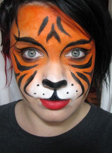 easy-tiger-face-painting-ideas-fun Simple Animal Face Paint, Jungle Face Paint, Jungle Animal Face Paint, Easy Tiger Face Paint, Face Painting Lion, Face Painting Animals, Simple Tiger Face Paint, Character Face Paint, Easy Animal Face Paint