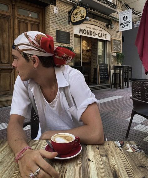 Boyfriend Outfit Men, Bandana On Head, Mode Coachella, Casual Outfits Aesthetic, Bandana Outfit, Head Bandana, Boyfriend Outfit, Aesthetic Outfits Men, Head Scarf Styles