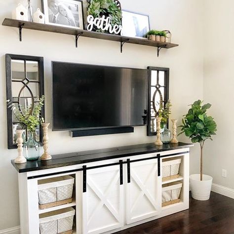 Farmhouse living room. Barn door tv console. Popular Living Room, Farmhouse Living Room Decor Ideas, Casa Country, Living Room Decor Ideas, Farmhouse Decor Living Room, Barbie Furniture, Room Decor Ideas, Room Remodeling, Farmhouse Living