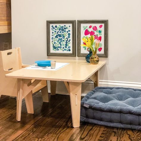 A look at different Montessori home setups for baby eating spaces. These small weaning tables are a perfect baby activity area and provide opportunities for independent eating. Montessori Home Setup, Montessori Weaning Table, Montessori Playroom Ideas, Ikea Table Hack, Montessori Toddler Rooms, Weaning Table, Montessori Table, Montessori Home, Independent Toddler