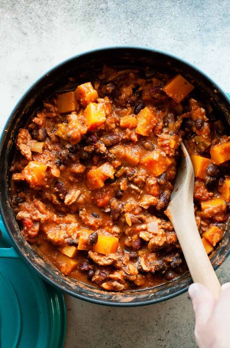 Best Vegetarian Chili Recipe, Sweet Potato Black Bean Chili, Squash Chili, Butternut Squash Chili, Sweet Potato Black Bean, Vegetarian Chili Recipe, Lentil Chili, Vegetarian Comfort Food, Hearty Chili