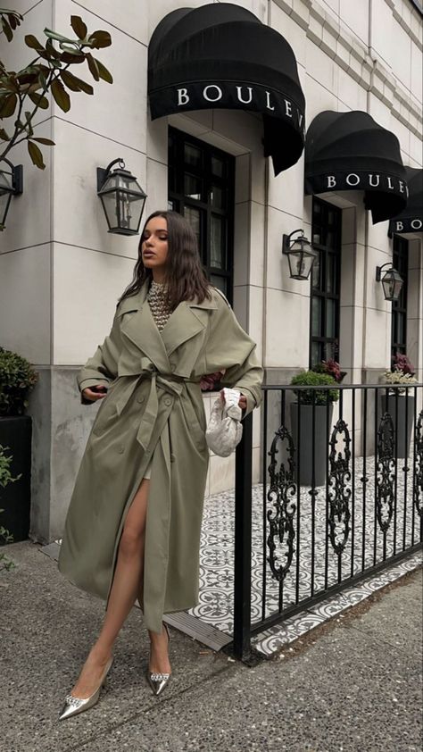 Trench coat outfit Outfit Coat, Work Outfit Inspiration, Trench Coat Outfit, Coat Outfit, Casual Work Outfit, Summer Dress Outfits, Coat Outfits, Going Out Outfits, Summer Fashion Outfits