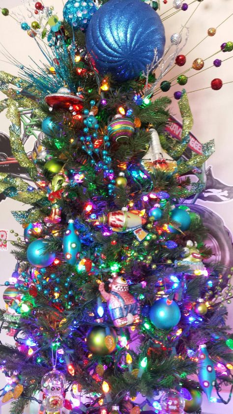 Space Alien Christmas tree by Courtney for P. I Love it!! Solar System Christmas Tree, Outer Space Christmas, Outer Space Christmas Tree, Alien Christmas Tree, Fantasy Christmas Tree, Space Themed Christmas, Galaxy Christmas Tree, Space Christmas Tree, Galaxy Tree