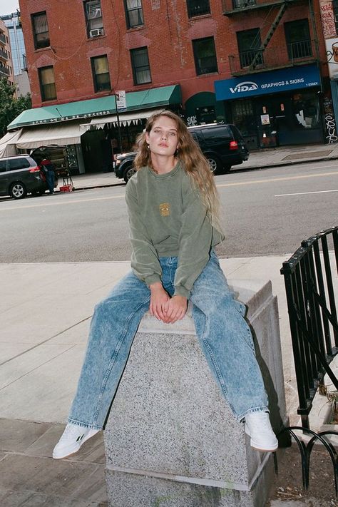 Colorado Springs Washed Crew Neck Sweatshirt | Urban Outfitters Looks Pinterest, Sweatshirt Outfit, How To Pose, Back To School Outfits, Urban Outfits, Casual Fall Outfits, Looks Style, Colorado Springs, Looks Vintage