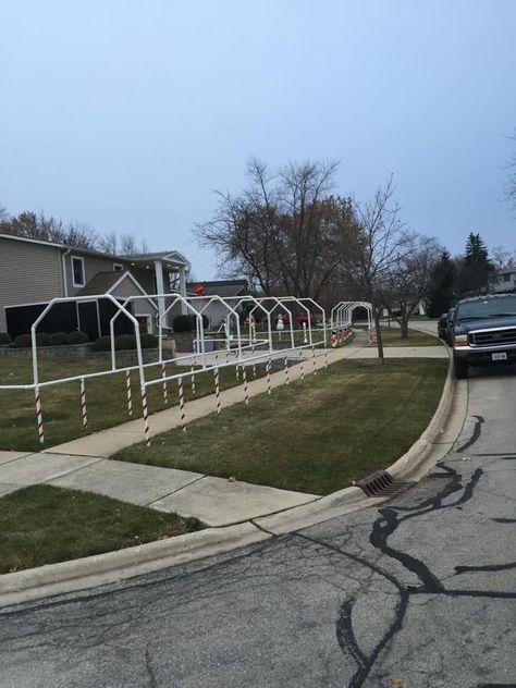 Christmas Driveway Arches, Christmas Pathway Ideas, Arch Pathway, Christmas Walkway, Christmas Arch, Diy Christmas Lights, Christmas Yard Art, Christmas Yard Decorations, Yard Decorations