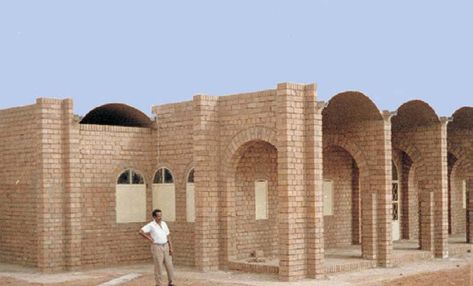 El Haj Yousif experimental school made of compressed earth blocks Earth Block House, Architecture Techniques, Compressed Earth Block, Earthen Architecture, Bio Architecture, Block Building, Interlocking Bricks, Affordable House Plans, Brick Arch