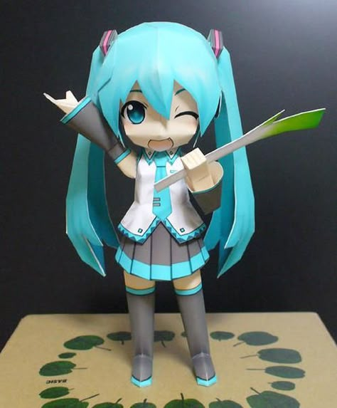 PAPERMAU: Vocaloid - Hatsune Miku Paper Doll In Chibi Style - by Seisaku Diary Miku Paper Doll, Stuff To Do With Paper, Anime Paper Doll, Hatsune Miku Papercraft, Miku Papercraft, Anime Papercraft, Cardboard Template, Papercraft Anime, Miku Figures