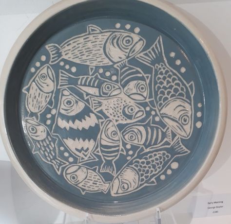 Sgraffito Fish Designs, Fish Ceramic Art, Scraffito Designs Plate, Ceramic Plate Decoration, Scrafitto Ceramics Ideas, Fish Pottery Ideas, Sgraffito Designs Pattern Easy, Graffito Ceramic, Scrafitto Ceramics Plates