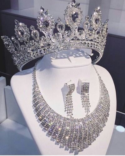 Pinterest: EnchantedInPink Aesthetic Tiara, Tiara Aesthetic, Quinceanera Jewelry, Quinceanera Crown, Tiara Accessories, Crown Aesthetic, Beautiful Tiaras, Headpiece Jewelry, Aesthetic Red